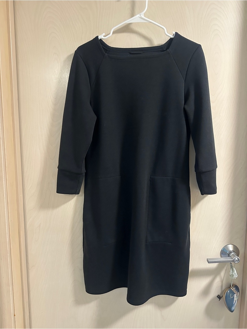 Nau Dress Womens Med Black Knit Shift 3/4 Sleeve Boat Neck Pockets Knee Length